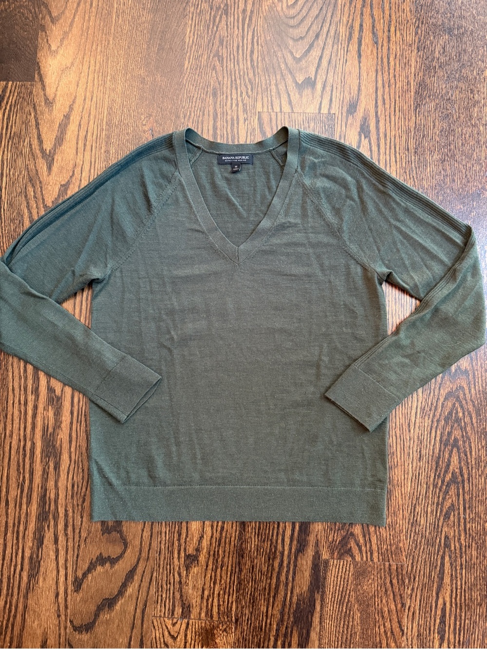 Banana Republic Olive Xtra Fine Merino Wool V-Neck Sweater Medium
